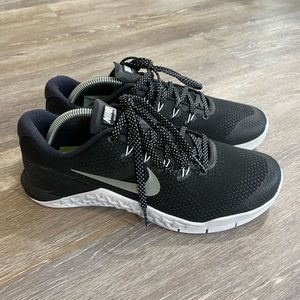 Nike Metcon 4 Black and White with Metallic silver swoosh size 9